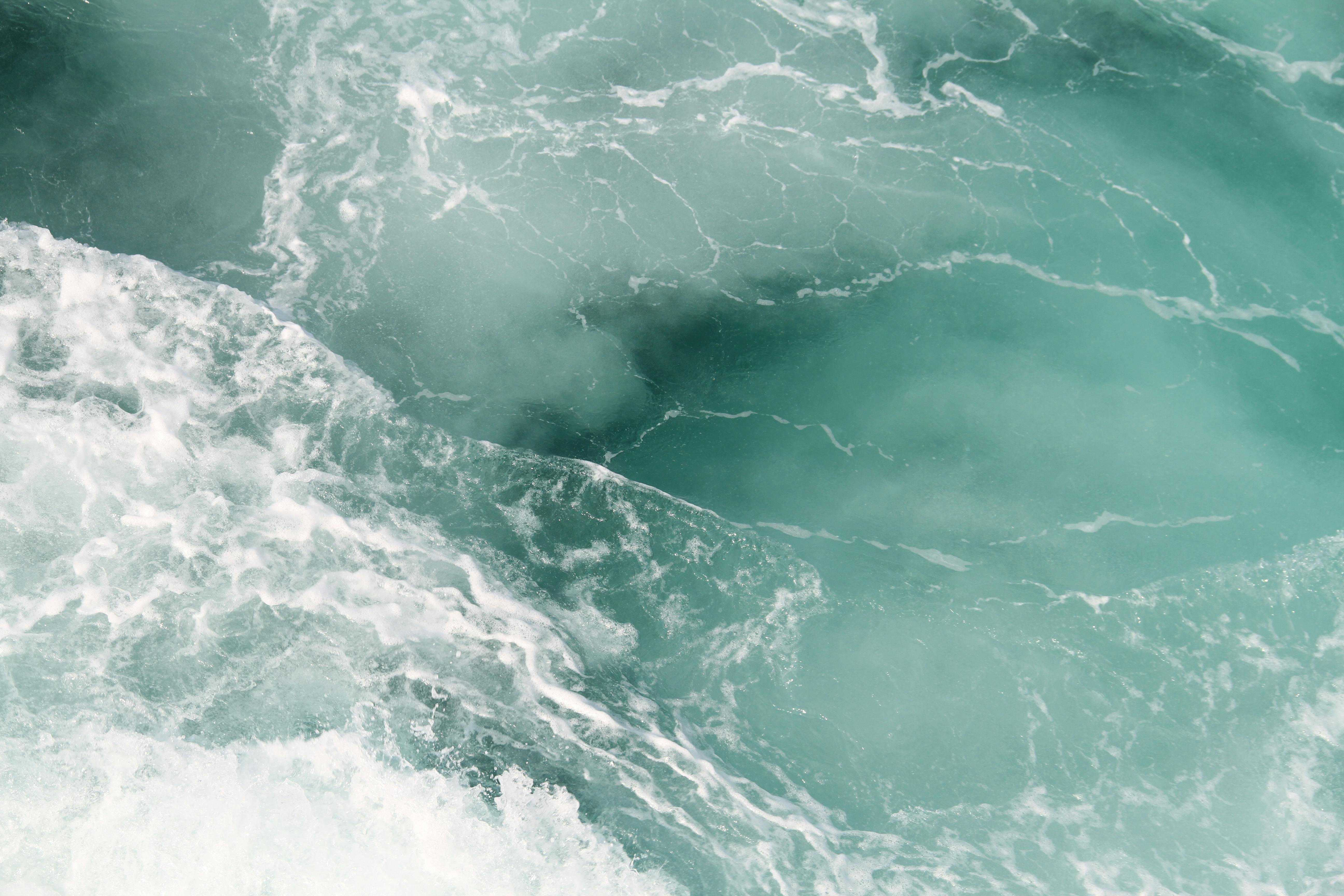 土耳其伊斯坦布尔鸟瞰图：碧绿海浪动态拍打