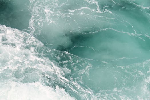 土耳其伊斯坦布尔鸟瞰图：碧绿海浪动态拍打