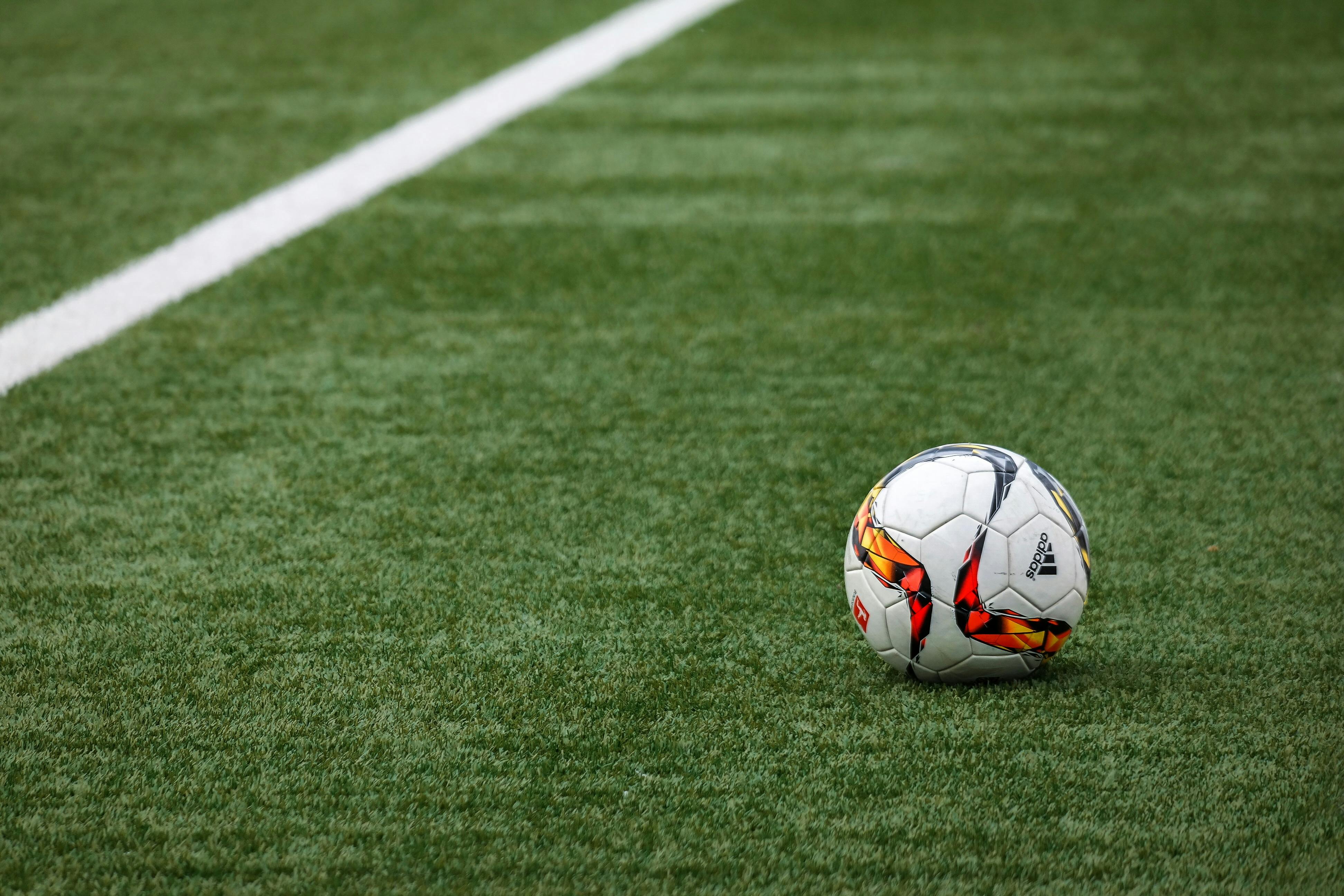 Cosas Para El Entrenamiento Del Fútbol En Fondo Verde Del Césped