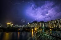 夜间，生动的闪电照亮了城市天际线，营造出戏剧性的风暴场景
