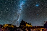迷人的夜空下，历史悠久的教堂上空正悬着银河系，非常适合天文爱好者