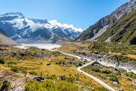 雪山、冰川与郁郁葱葱的山谷构成壮丽景色，非常适合自然摄影爱好者