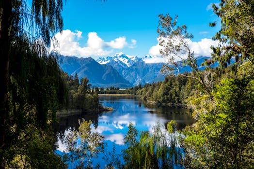 白雪皑皑的山脉和郁郁葱葱的森林环绕着清澈的湖泊，景色令人惊叹