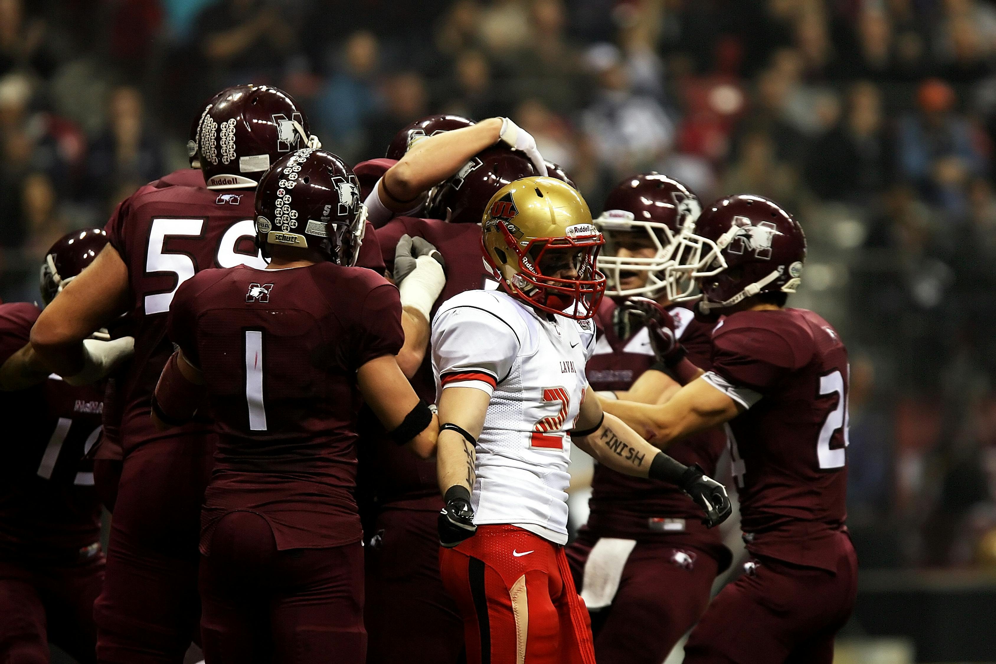 Gathering Football Players · Free Stock Photo