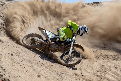 Uomo In Sella A Motocross Dirt Bike