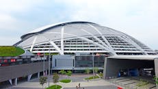 新加坡体育中心的建筑令人惊叹，设计充满未来感，环境也十分活跃