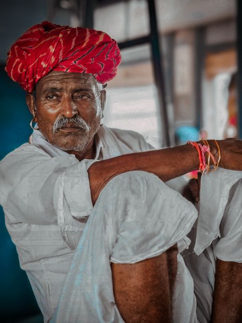 Elderly Man in Traditional Attire in Varanasi · Free Stock Photo