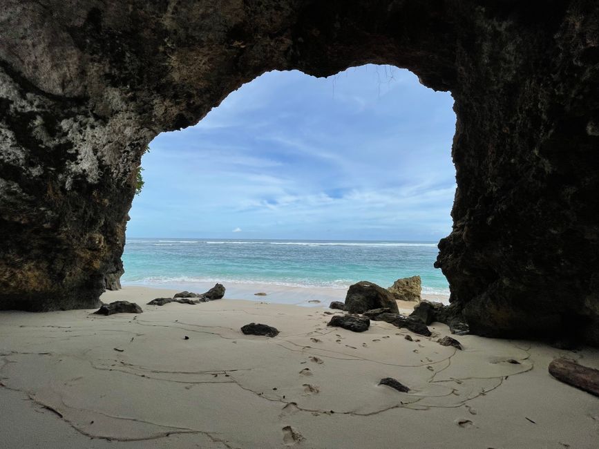 Leeg wit strand op Sumba, gezien vanuit een rotsboog