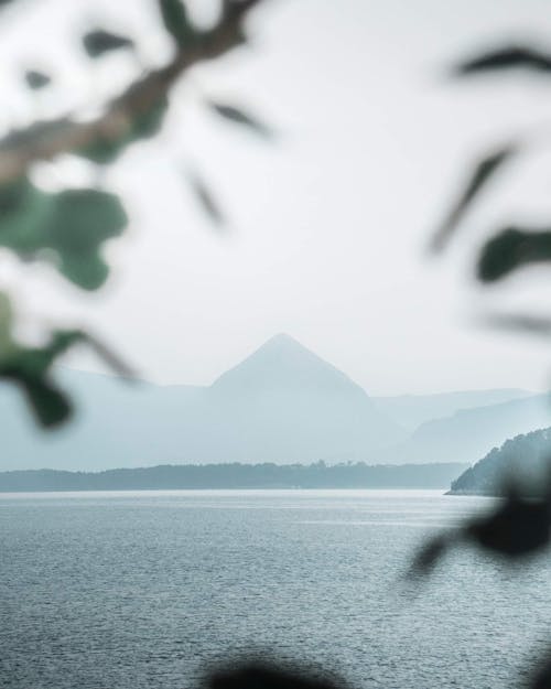 Gratis Tranquilo Cuerpo De Agua Cerca De La Montaña Foto de stock