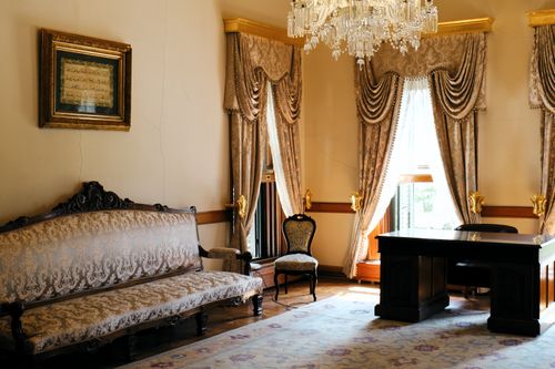 Free Luxurious Ottoman-style room in Istanbul with classic decor and a stunning chandelier. Stock Photo