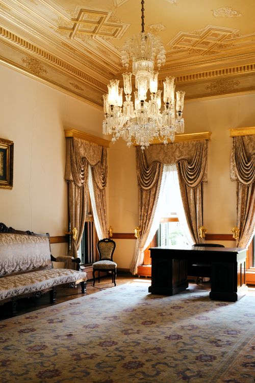 Free Opulent palace interior in İstanbul featuring vintage decor and a grand chandelier. Stock Photo
