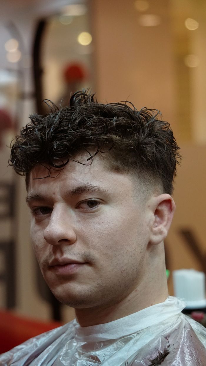 Corte cacheado masculino