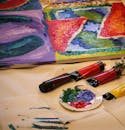 这幅充满活力的抽象艺术品，配有油漆管和调色板，富有创意