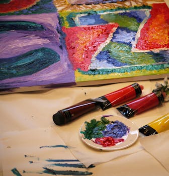 这幅充满活力的抽象艺术品，配有油漆管和调色板，富有创意