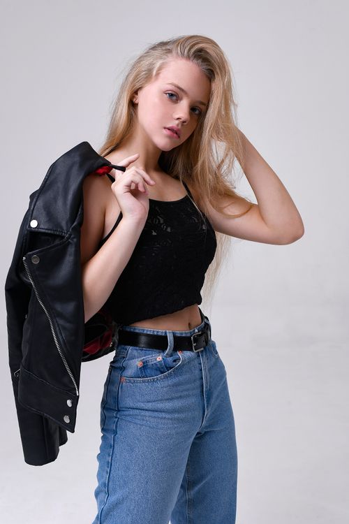 Free Young woman in casual fashion, wearing denim jeans and leather jacket. Stock Photo