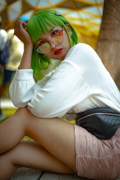 무료 선글라스를 착용 한 여성 사진 스톡 사진