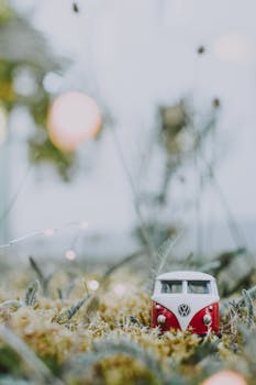 一辆红白相间的老式微型大众货车停在梦幻般的草地上