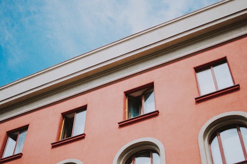 Pembe Beton Binanın Düşük Açılı Fotoğrafı