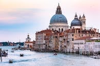 威尼斯大运河景色迷人，标志性的圣玛丽亚敬礼大教堂和繁忙的水道也引人注目
