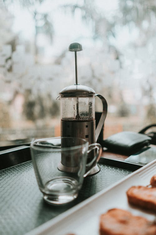 Tasse Vide à Côté De La Presse à Café