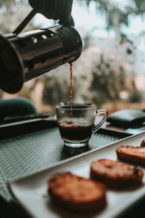 Versando Il Caffè In Tazza Di Vetro Trasparente