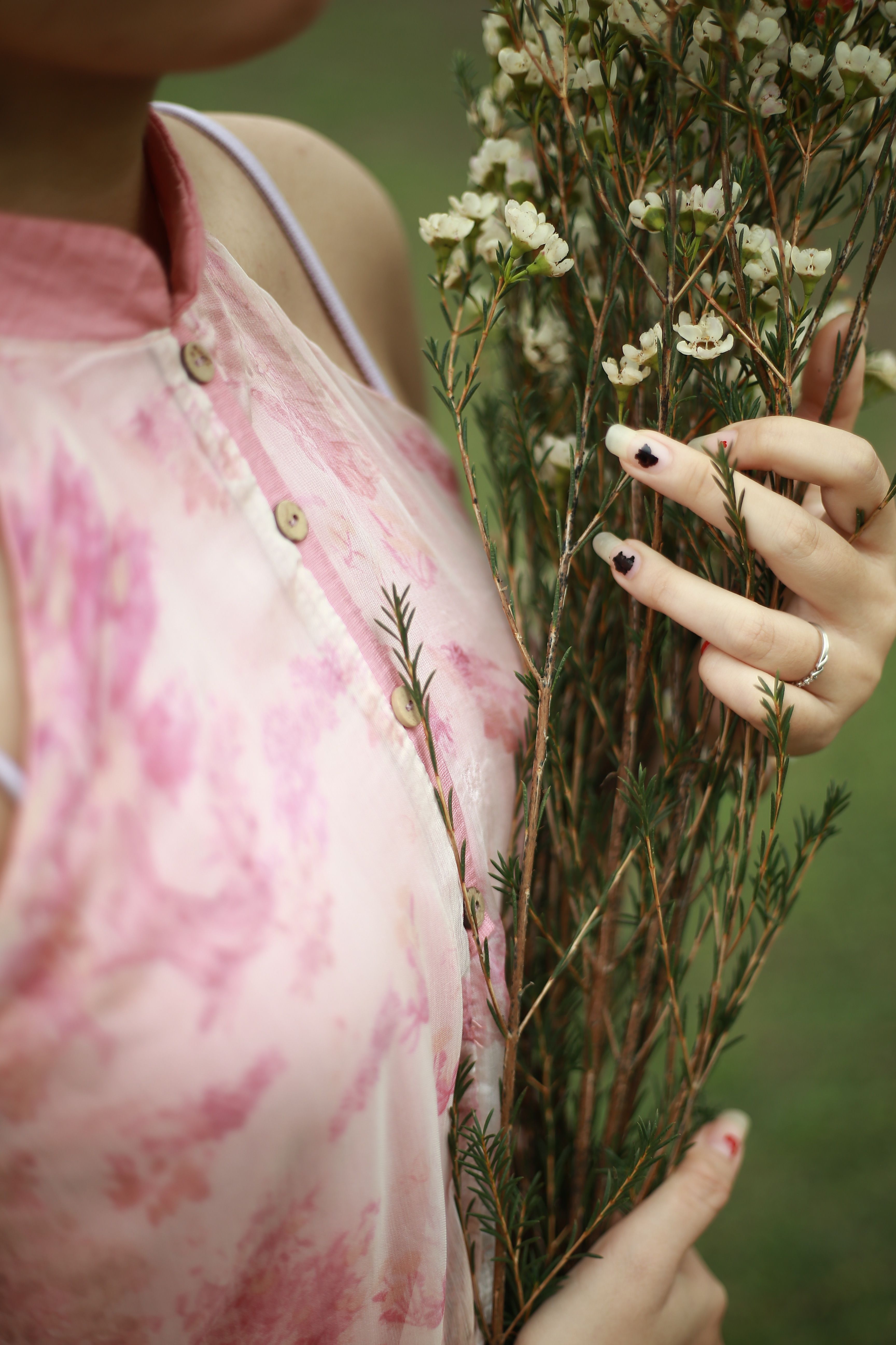 A woman holding a bunch of flowers in her hand · Free Stock Photo