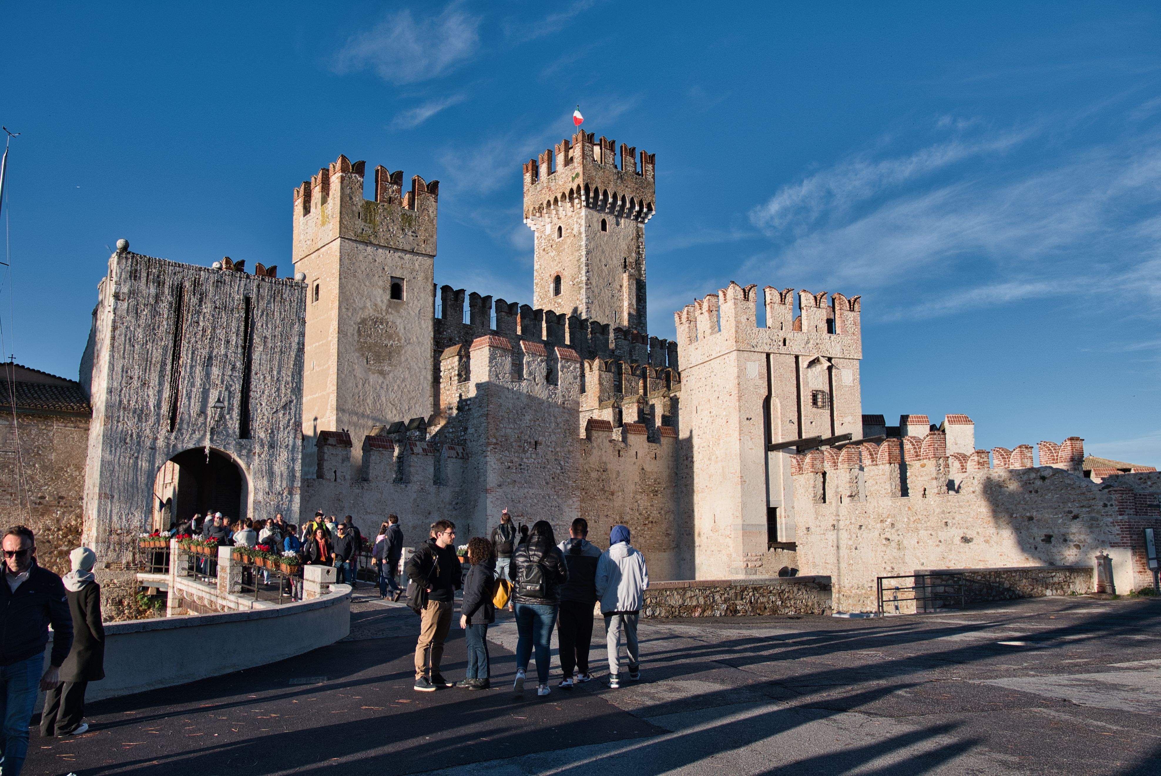 San Marino 2026: paisagem, história e planejamento financeiro com a Wise Paisagem de San Marino com colinas italianas ao redor, microestado independente no centro da Europa em 2026