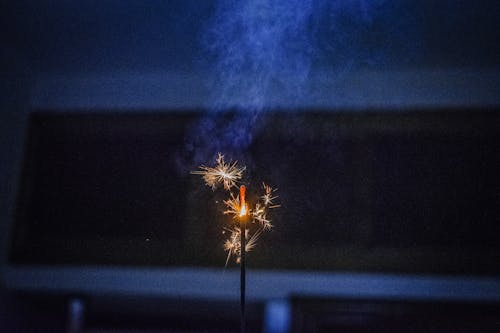 無料 線香花火のクローズアップ写真 写真素材