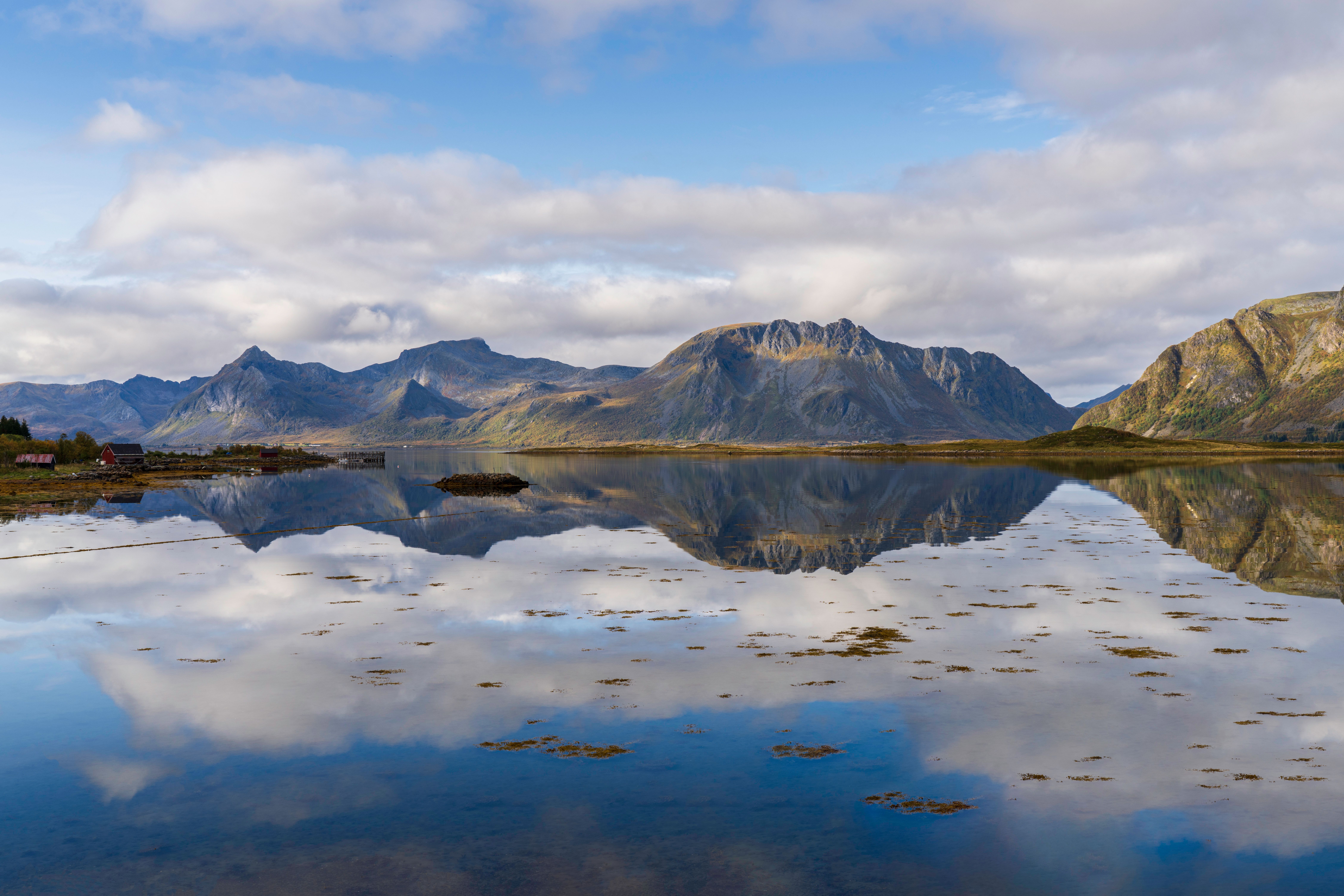 Berge spiegeln sich in einem ruhigen See