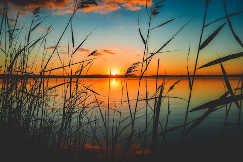 Free Szenische Ansicht Des Sees Während Des Sonnenuntergangs Stock Photo