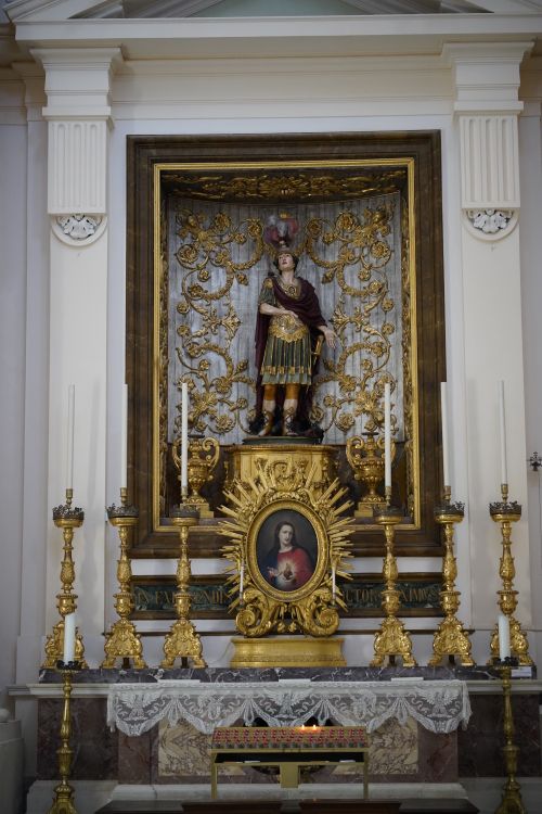 Free Luxurious altar in Urbino's church showcasing intricate gold designs and religious sculptures. Stock Photo
