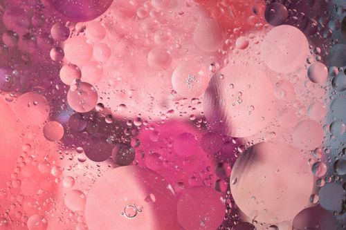 Free Abstract oil and water bubbles with vibrant pink and purple hues creating a dreamy effect. Stock Photo
