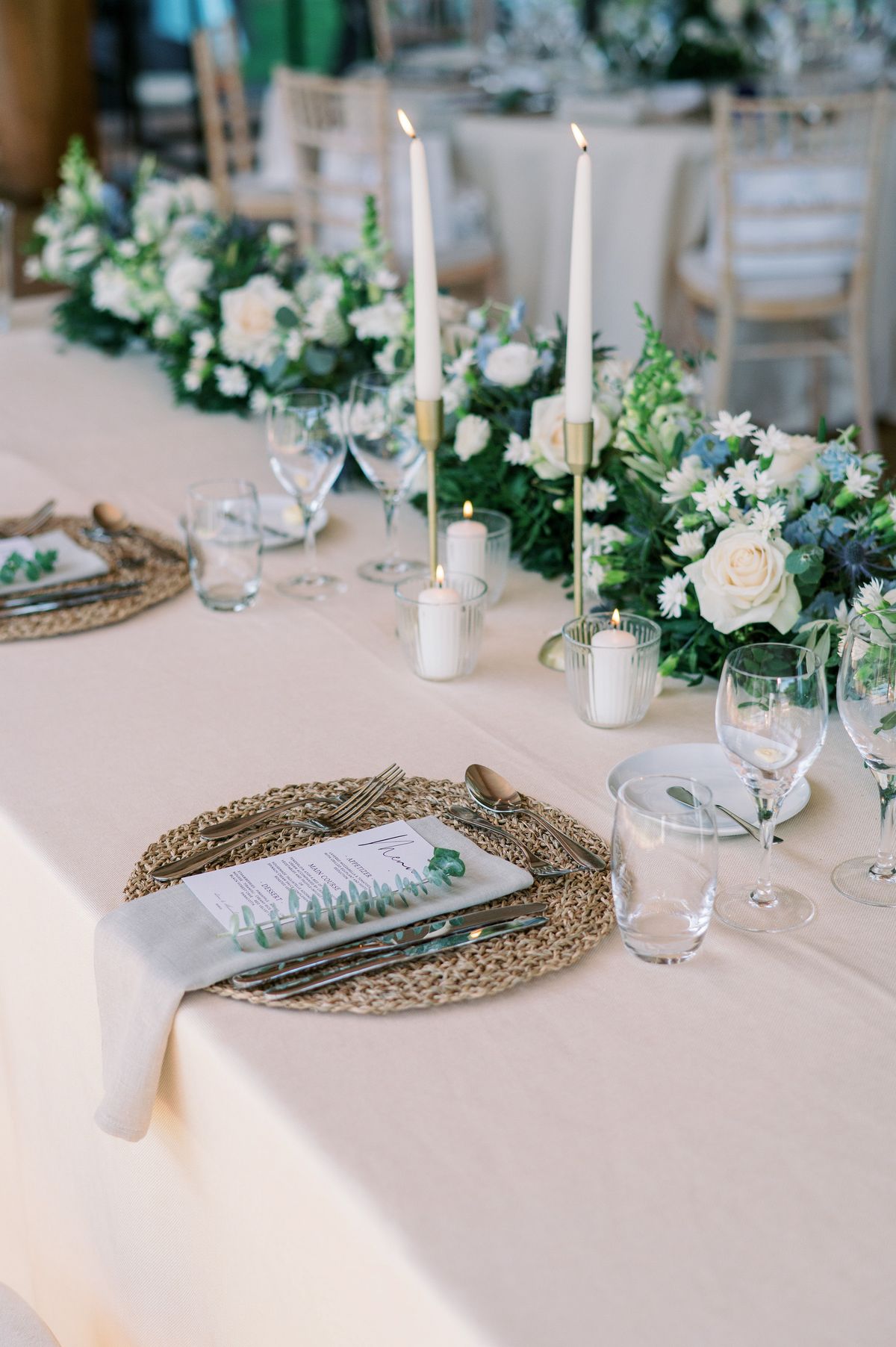 Table de mariage avec eucalyptus et fleurs crème