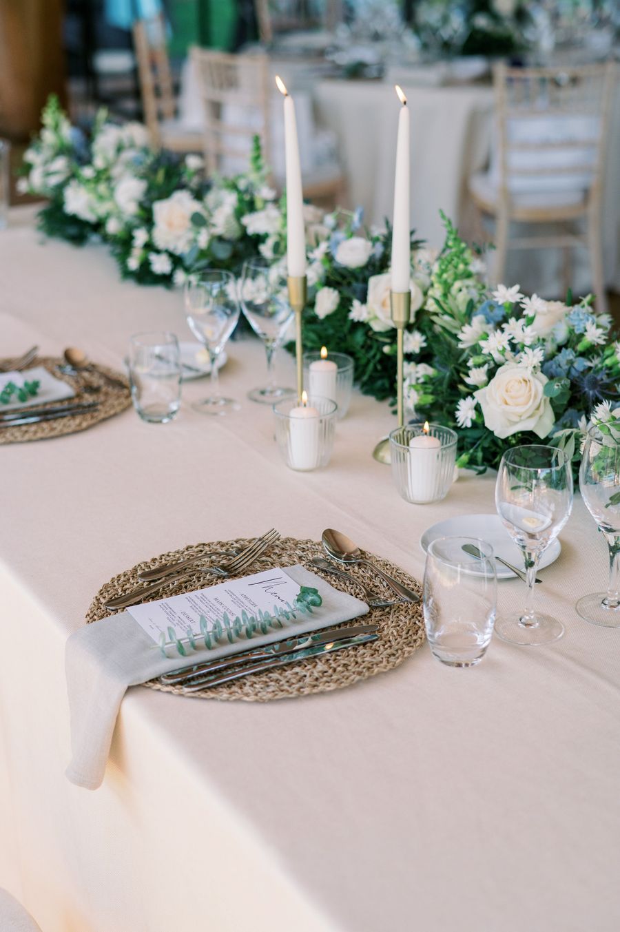 Table de mariage, eucalyptus et fleurs crème