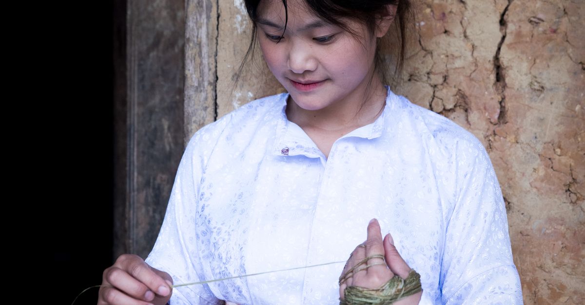 A young woman is holding a piece of string · Free Stock Photo