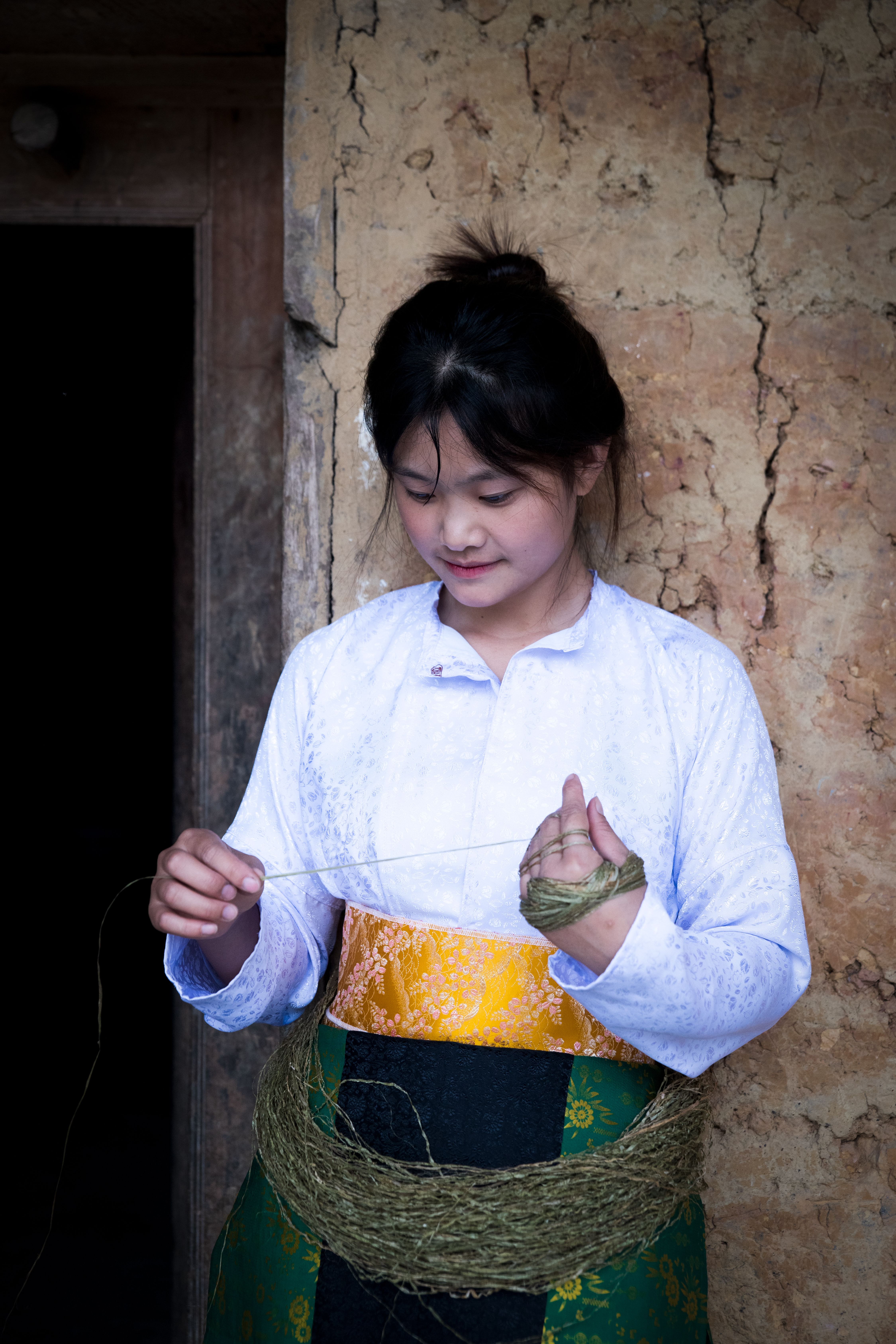 A young woman is holding a piece of string · Free Stock Photo