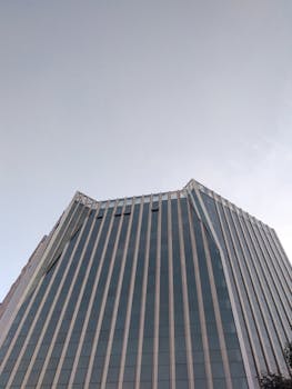 这座引人注目的现代高层建筑拥有玻璃立面，展现了当代建筑风格