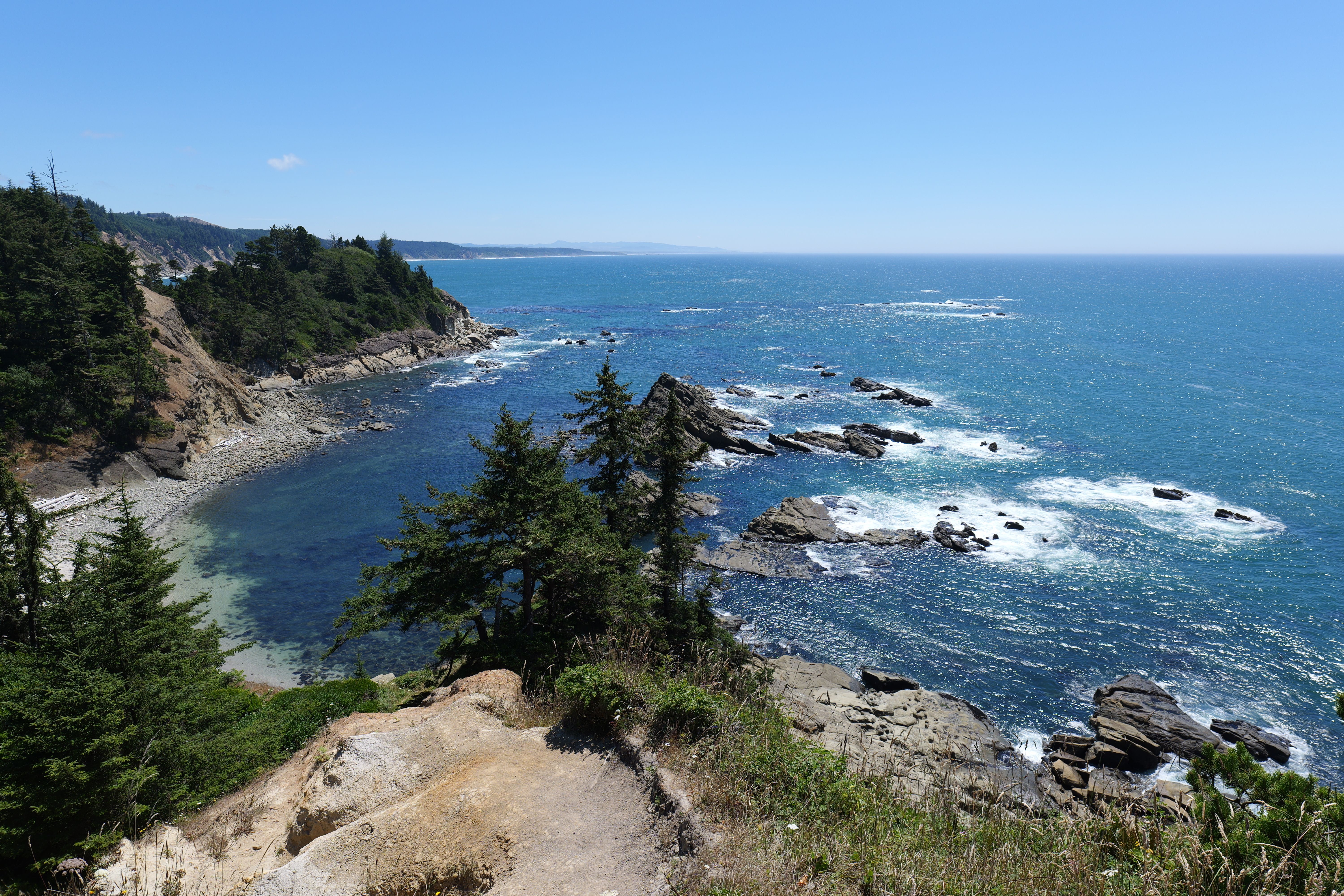 A scenic view of the ocean and rocky shoreline · Free Stock Photo