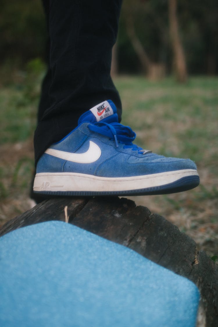 Unpaired Blue Nike Low-top Shoe