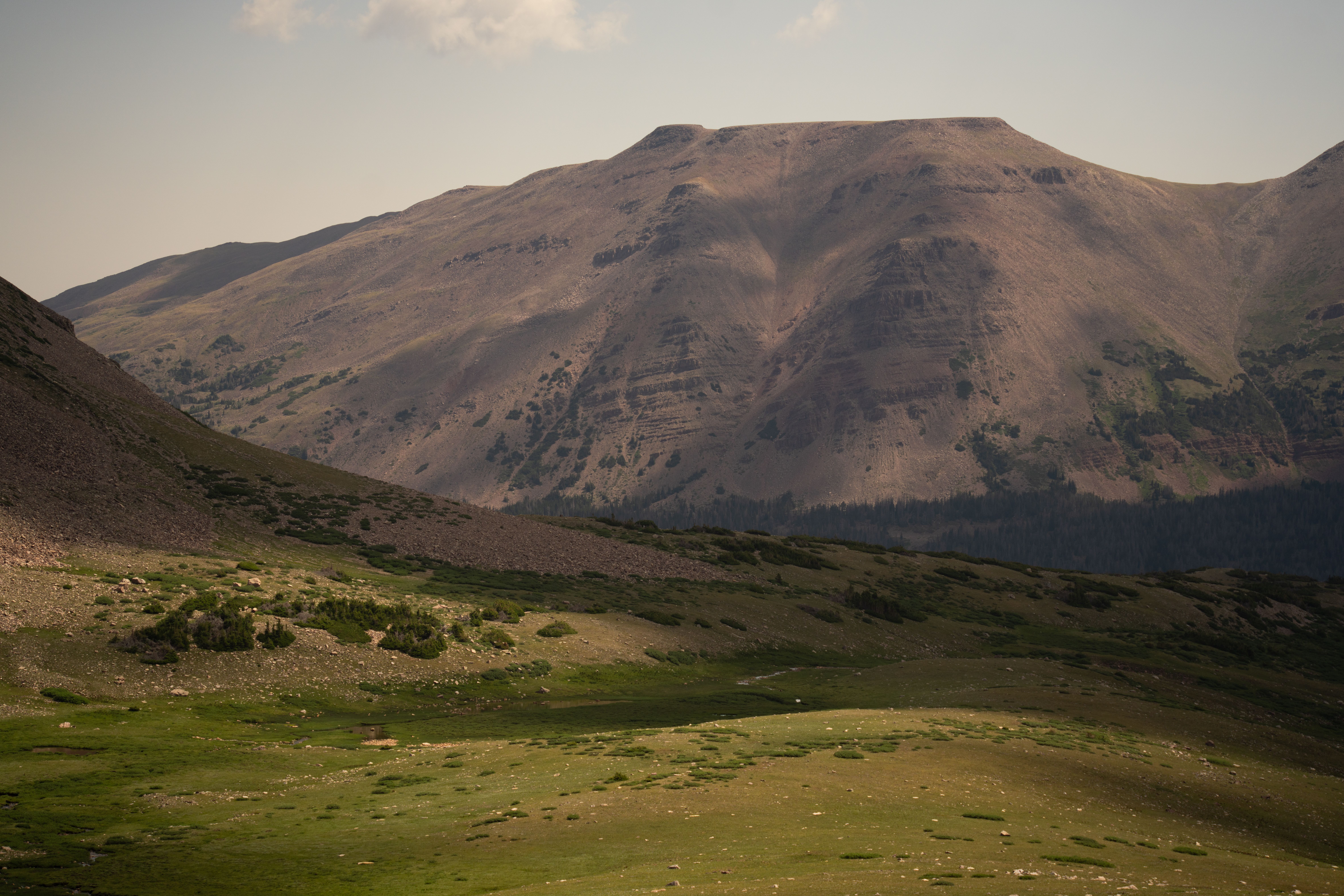 A mountain range with a valley in the middle · Free Stock Photo