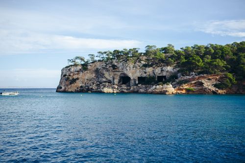 Free Explore the stunning cliffs and turquoise waters of Mallorca's Mediterranean coastline. Stock Photo