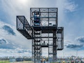 以蓝天为背景的建筑金属结构，设计独特