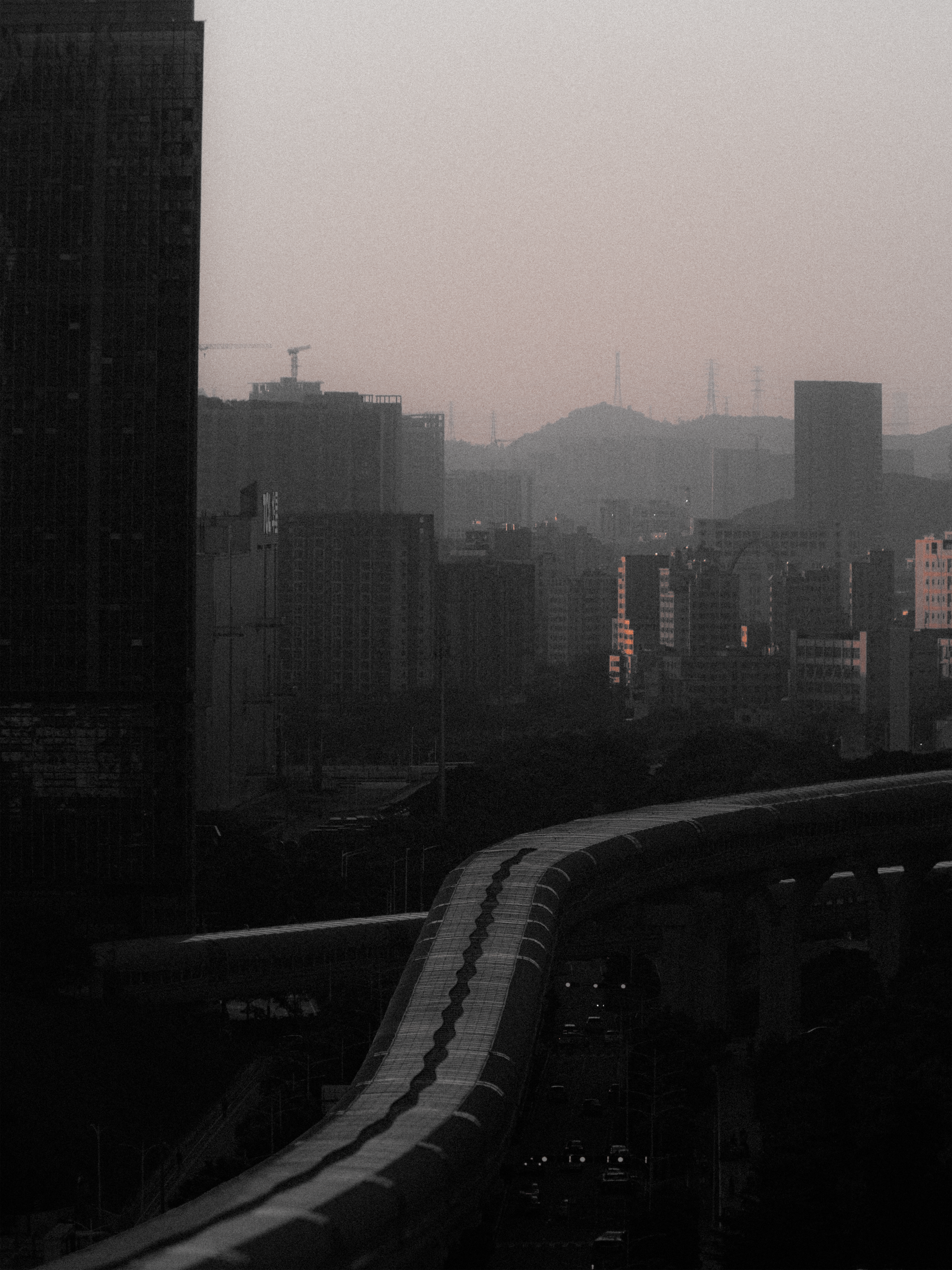 A train is traveling through a city with tall buildings · Free Stock Photo