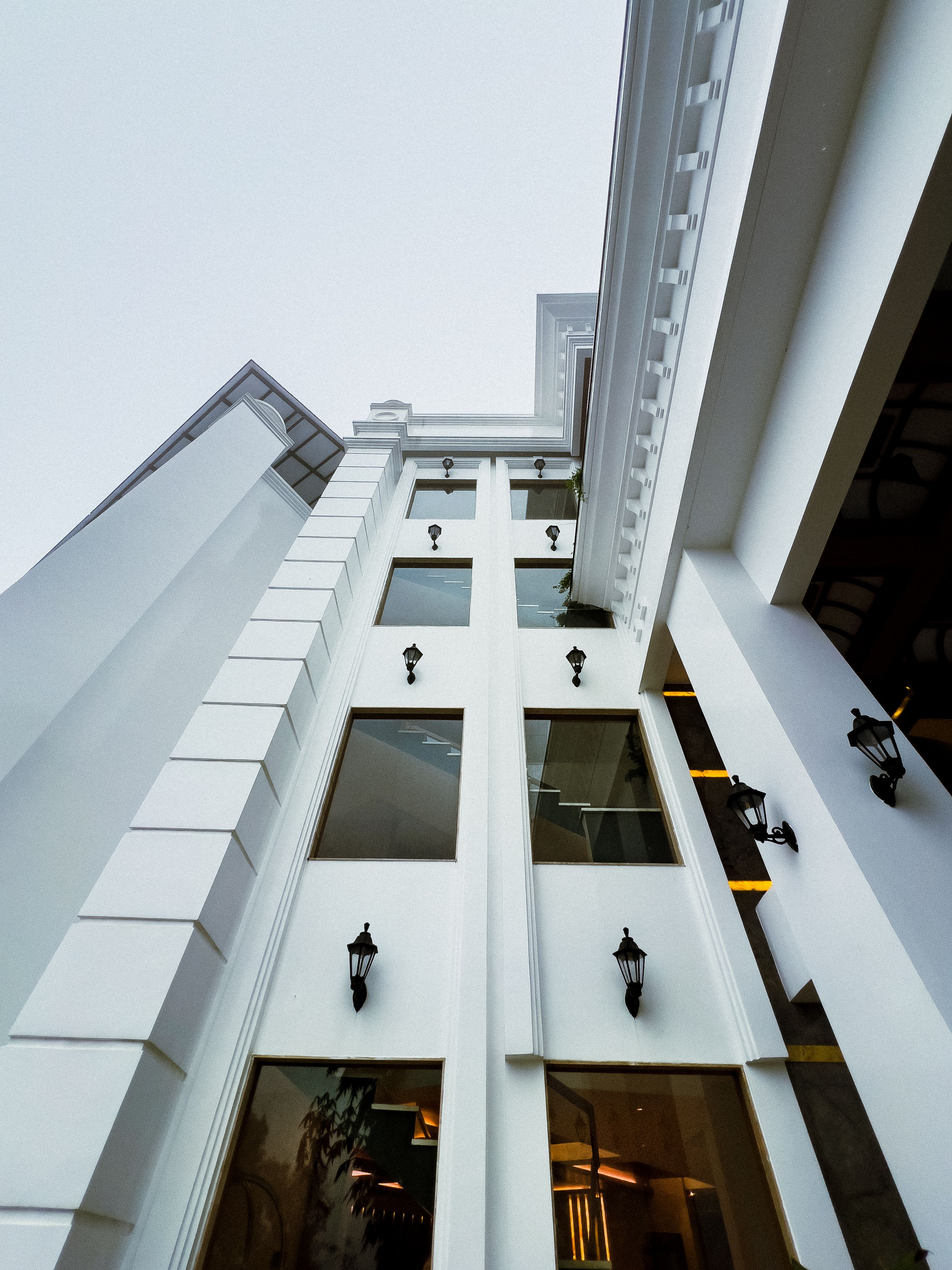 The building where the hotel is located · Free Stock Photo