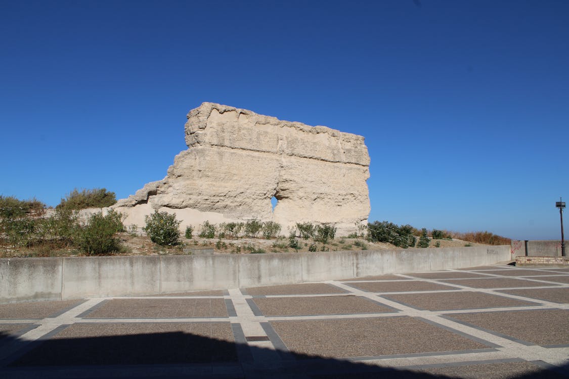 explanada en la que se encuentran las ruinas de la fortaleza lebrijana | fotografía 1