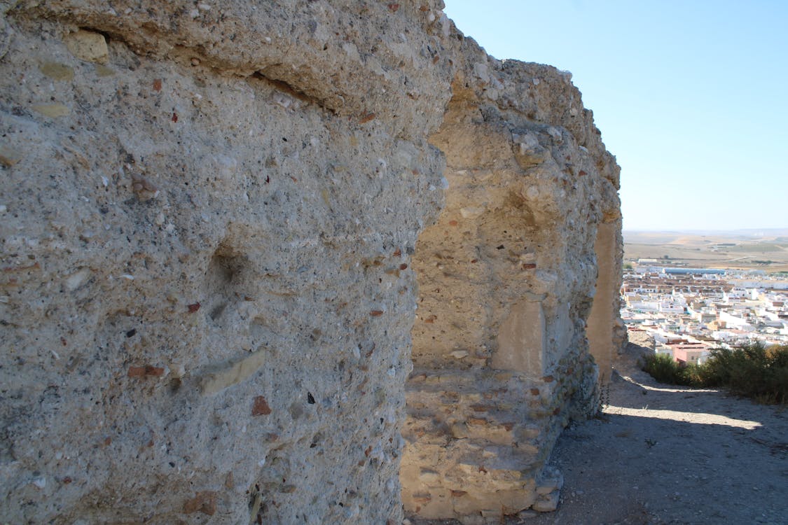 muros del castillo de Lebrija con el pueblo al fondo | fotografía 8
