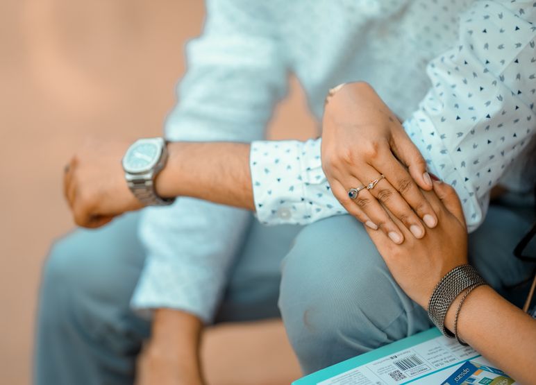 Online dating: starting a conversation on a niche platform