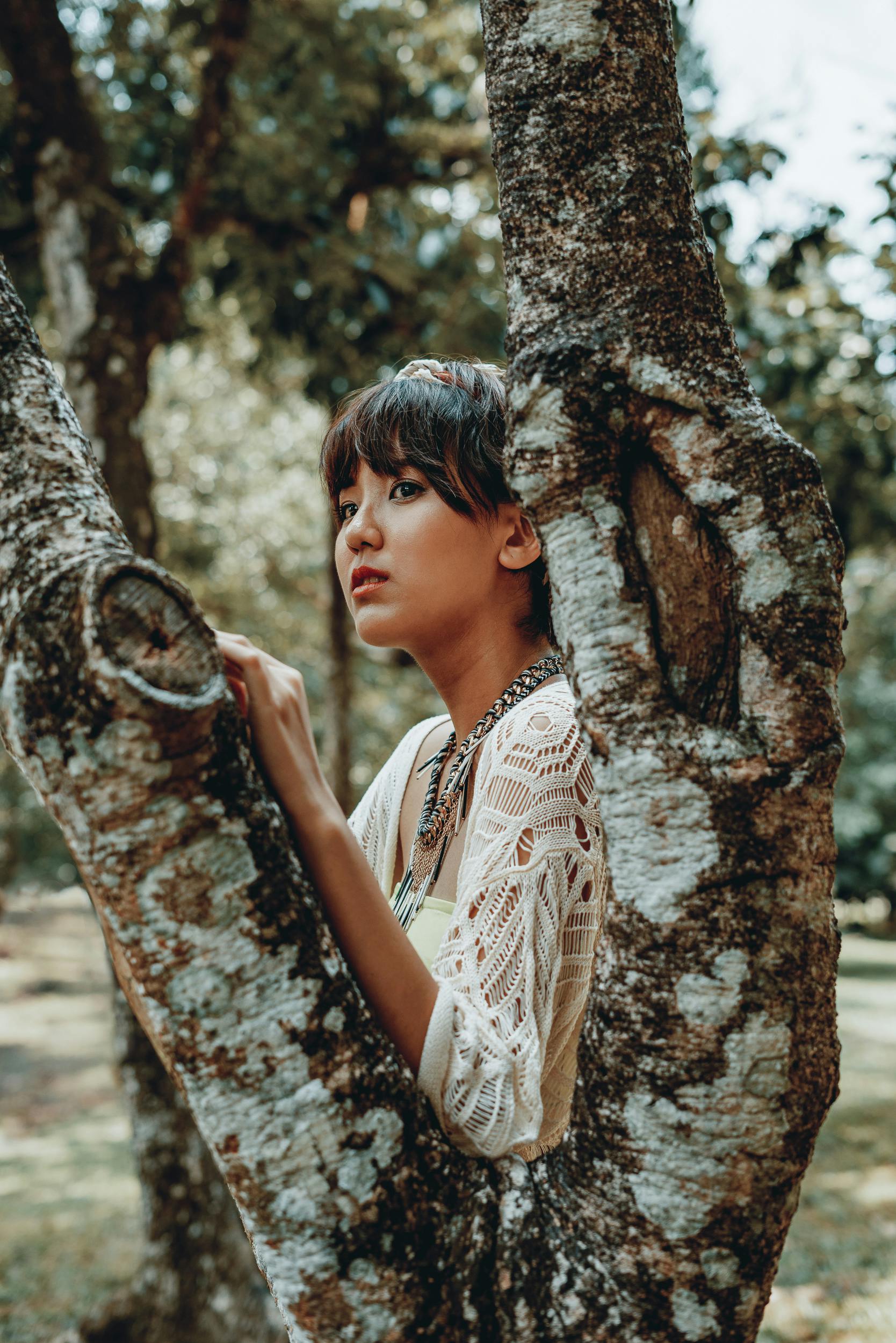 吉隆坡公园里，一名沉思的女人被绑在树干上