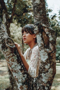 吉隆坡公园里，一名沉思的女人被绑在树干上