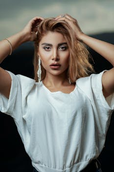 一位穿着休闲服装的女性，在户外自信地摆出优雅的肖像姿势